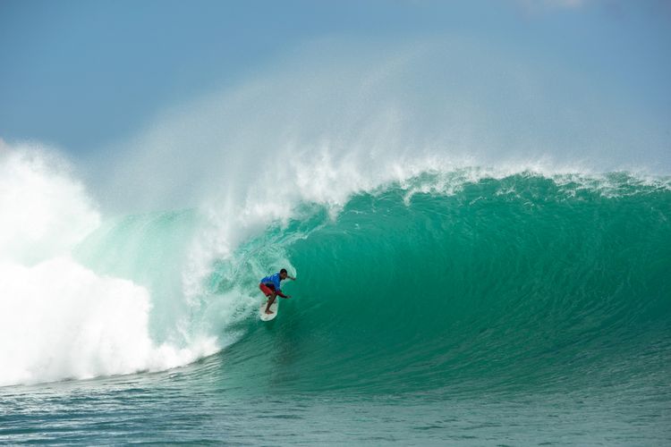 Aksi peselancar Mega Semadhi pada ajang Rip Curl Padang Padang 2018.