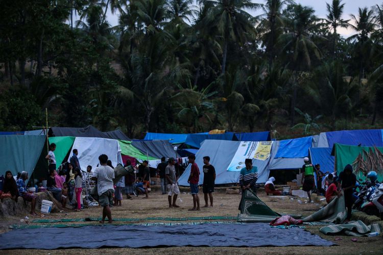 Pengungsi bersiap sebelum menunaikan salat Maghrib di tempat penampungan pengungsi korban gempa bumi di Desa Karang Subagan, Kecamatan Pemenang, Lombok Utara, Rabu (8/8/2018). Total Sebanyak 156.003 jiwa korban gempa bumi mengungsi dan diperkirakan akan terus bertambah.