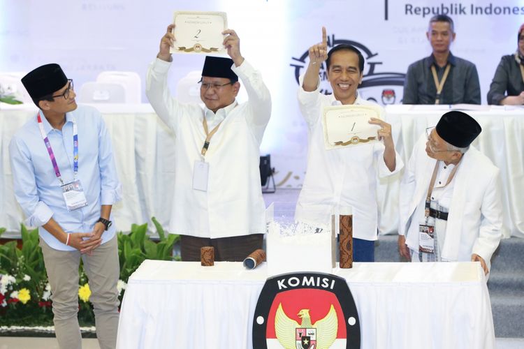 Dua pasangan calon presiden dan wakil presiden Prabowo Subianto-Sandiaga Uno (kiri) dan Joko Widodo-Maruf Amin saat acara pengambilan nomor urut di Kantor Komisi Pemilihan Umum, Jakarta, Jumat (21/9/2018)