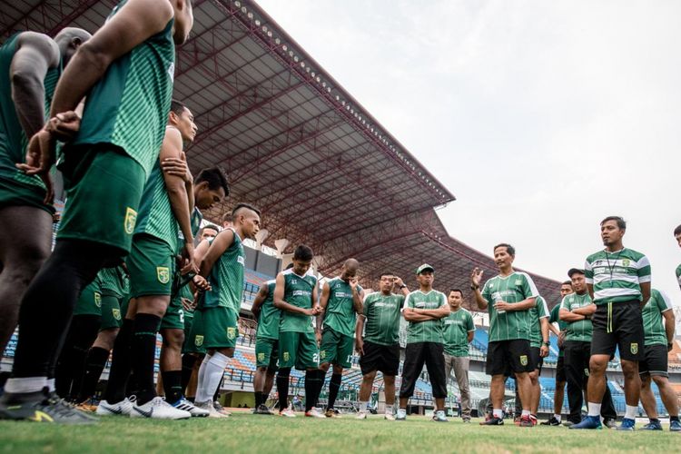 Tim pelatih dan pemain Persebaya Surabaya berlatih di Stadion Gelora Bung Tomo.