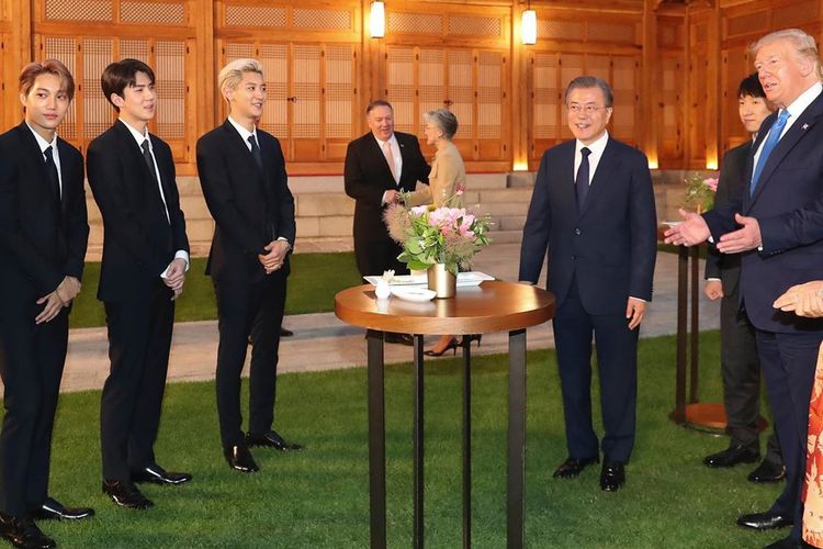 Boyband Korea EXO saat berbincang dengan Presiden AS Donald Trump di istana kepresidenan Korea Selatan, beberapa waktu lalu. 