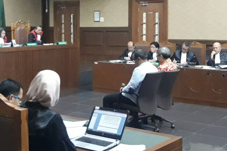 Irvanto Hendra Pambudi dan Made Oka Masagung menjalani sidang tuntutan di Pengadilan Tindak Pidana Korupsi Jakarta, R (19/9/2018).