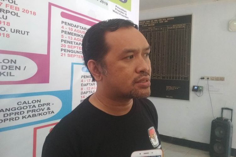 Komisioner KPU Makassar Gunawan Mashar saat diwawancara di kantor KPU Makassar di Jalan Antang Raya, Makassar, Kamis (18/4/2019).