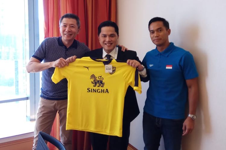 Presiden klub Liga Inggris Oxford United FC, Sumrith Thanakarnjanasuth (kiri), memegang jersey klub bersama Erick Thohir dan Anindya Bakrie sebagai bentuk resminya dua pengusaha Indonesia itu masuk dalam dewan direksi klub.