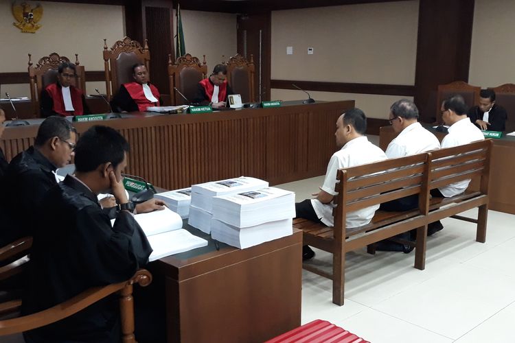 Tiga anggota DPRD Sumut, Restu Kurniawan Sarumaha, Washington Pane dan John Hugo Silalahi di kursi terdakwa di Pengadilan Tipikor Jakarta, Kamis (9/5/2019).