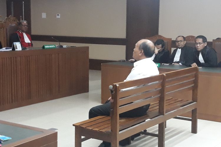 Mantan Direktur Utama PT Jasindo, Budi Tjahjono duduk di kursi terdakwa di Pengadilan Tipikor Jakarta, Rabu (13/3/2019).