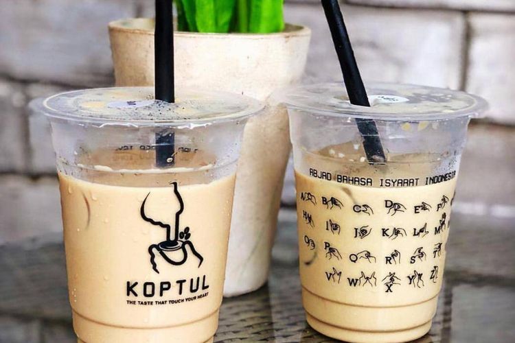 Abjad bahasa isyarat tertera di kemasan gelas kedai kopi Kopi Tuli yang berlokasi di Duren Tiga, Jakarta Selatan.
