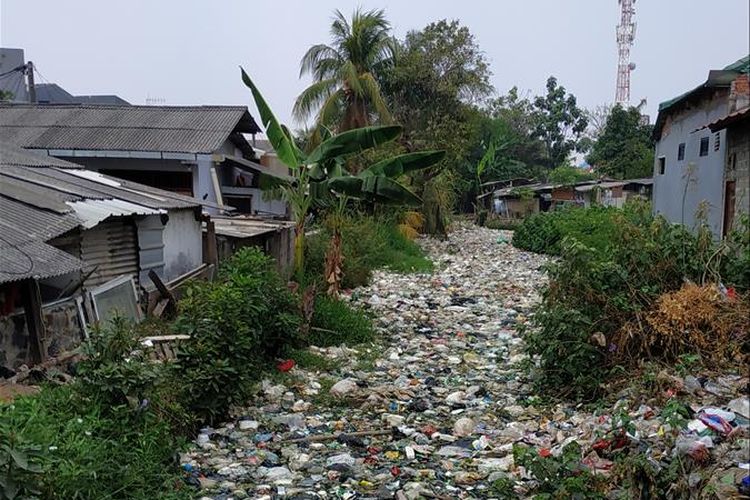 Tutupan sampah anorganik rumah tangga di aliran Kali Busa, Kelurahan Bahagia, Kecamatan Babelan, Kabupaten Bekasi.