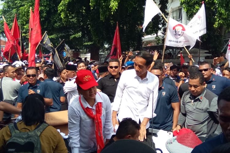 Capres Nomor Urut 01 Jokowi saat tiba di Stadion Singaperbangsa, Karawang, Selasa (9/4/2019)