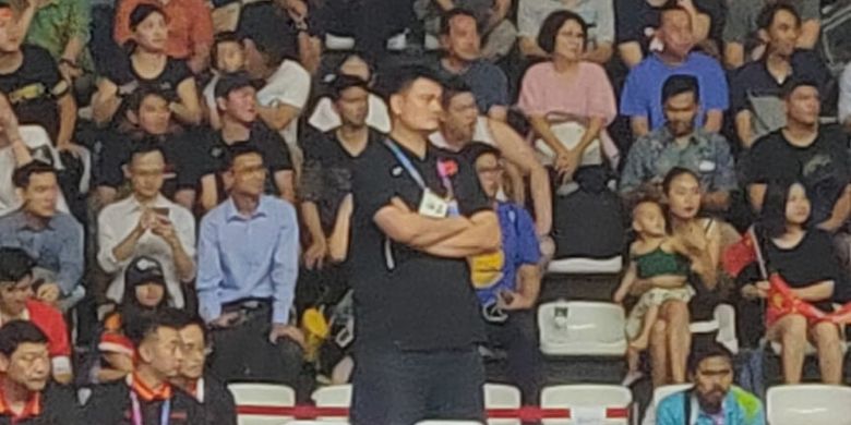 Yao Ming menonton pertandingan cabang olahraga basket pada Asian Games 2018 antara China melawan Filipina, Selasa (21/8/2018).