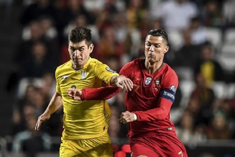 Ruslan Malinovskyi menghalang-halangi pergerakan Cristiano Ronaldo pada pertandingan Portugal vs Ukraina di Stadion Da Luz dalam babak kualifikasi Piala Eropa 2020, 22 Maret 2019. 