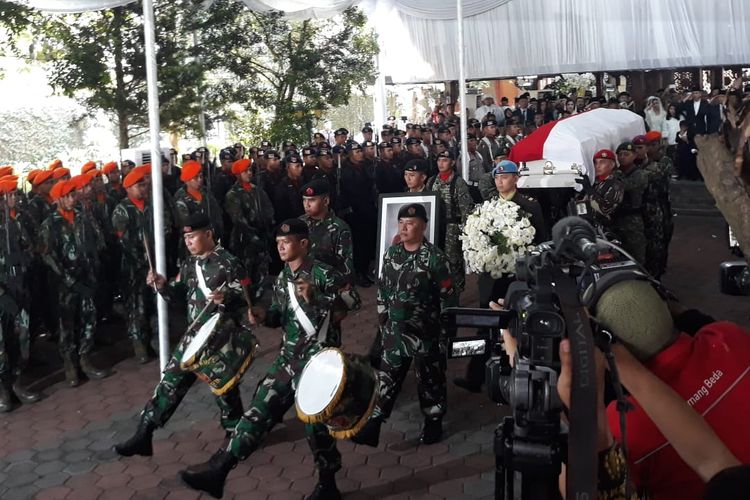 Jenazah Ibu Negara 2004-2014, Ani Yudhoyono, diberangkatkan dari rumah duka menuju lokasi pemakaman di TMP Kalibata, Jakarta Selatan, Minggu (2/6/2019).