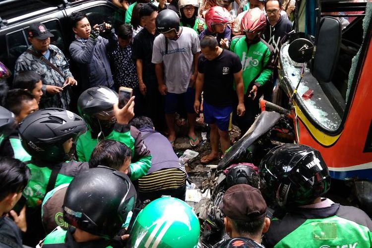 Metro Mini yang balapan dan menewaskan pengendara motor di Velbak, Kebayoran Lama, Jakarta Selatan, Jumat (22/12/2017).