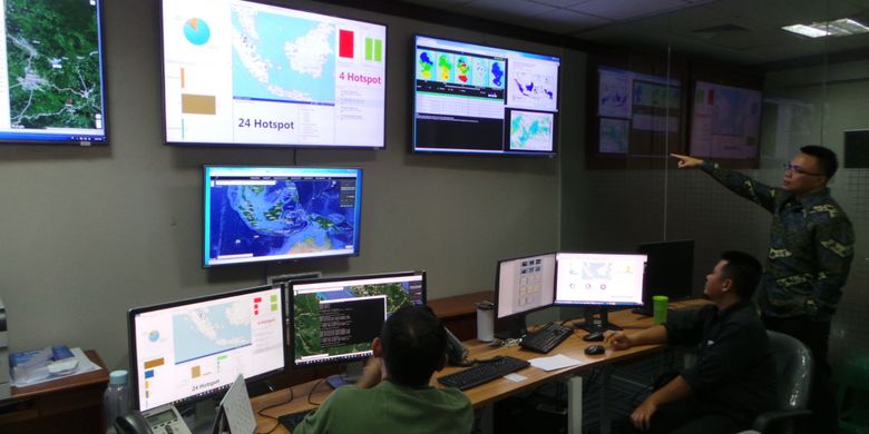 Fire Data and Information Technology Manager APP Sinar Mas Gustaf Rantung sedang menjelaskan fungsi perangkat di ruang pantau titik api APP Sinar Mas di Jakarta, Rabu (25/4/2018). 