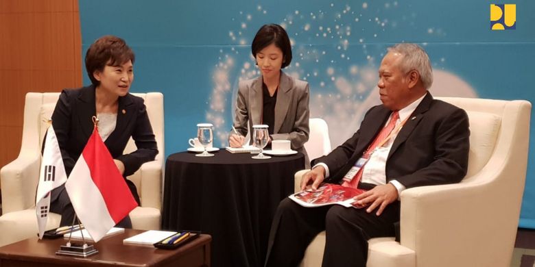 Menteri Pertanahan, Infrastruktur dan Transportasi Korea, Kim Hyun Mee saat berbincang dengan Menteri PUPR Basuki Hadimuljono di Korea Selatan, Senin (17/9/2018).