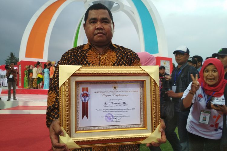 Sani Tawainella, pegiat sepakbola asal Tulehu, Maluku, mendapat penghargaan dari Kemenpora RI sebagai tokoh inspirasi olahraga, 9 September 2017.