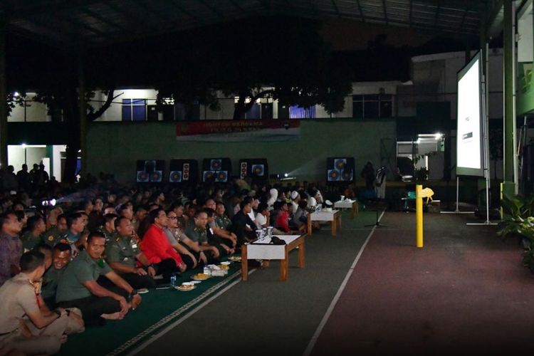 Suasana acara nonton bareng film G30S/PKI di halaman Korem 061 Suryakencana, Bogor, Jumat (29/9/2017) malam. Acara itu dihadiri Presiden Joko Widodo