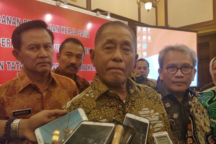 Menteri Pertahanan Ryamizard Ryacudu usai penandatanganan kerja sama penanganan masalah tanah dengan Kementerian Agraria dan Tata Ruang/Badan Pertanahan Nasional (ATR/BPN), di Kementerian Pertahanan, Jakarta Pusat, Jumat (3/11/2017).