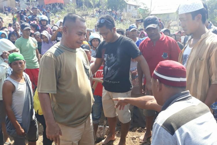 Situasi saat pembongkaran makam di Kabupaten Dompu, NTB.(KOMPAS.Com/Syarifudin)