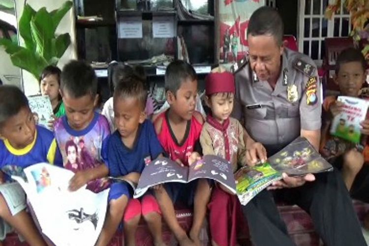 Karena prihatin dengan pergaulan anak dan remaja yang terjerat narkoba dan obat-obat terlarang lainnya menginspirasi Aiptu Suddin, petugas Polres Polewali Mandar mendirikan taman baca untuk anak-anak dan remaja di lingkunganya.