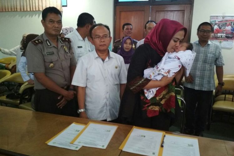 Bupati Karawang Cellica Nurrchadiana saat menggendong Muhammad Keenan Nabeel Rachadian.