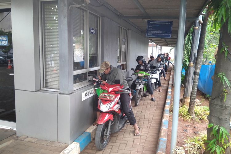 Layanan Samsat Drive Thru di Kebon Nanas, Jakarta Timur, Selasa, (12/12/2017)