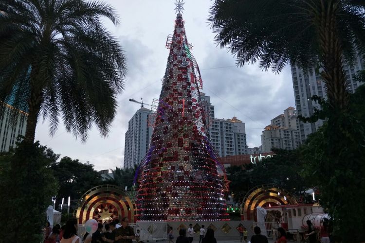 Pohon natal raksasa di Mal Central Park.