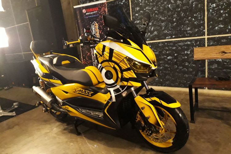 Yamaha XMAX 250 dengan tema ubahan sport touring.
