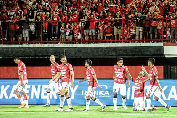 Selebrasi gol Bali United ke gawang SFC yang dicetak Demerson Bruno Costa (berlutut) pada laga semifinal Piala Presiden di Stadion I Wayan Dipta, Gianyar, Bali, Rabu (14/2/2018).