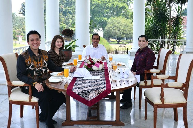 Presiden Joko Widodo menjamu santap siang Ketum PSI Grace Natalie, Ketum Perindo Hary Tanoesoedibjo dan Ketum PKPI Diaz Hendropriyono di beranda Istana Presiden Bogor, Sabtu (28/7/2018).
