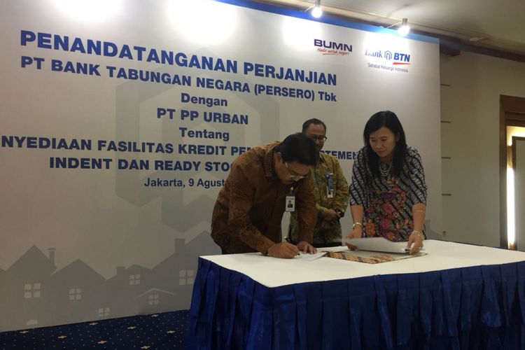 Direktur Consummer Banking Bank BTN Budi Satria menandatangani kerja sama penyediaan fasilitas kredit pemilikan apartemen dengan PT PP Urban di Kantor Bank BTN, Jakarta Pusat, Kamis (9/8/2018).