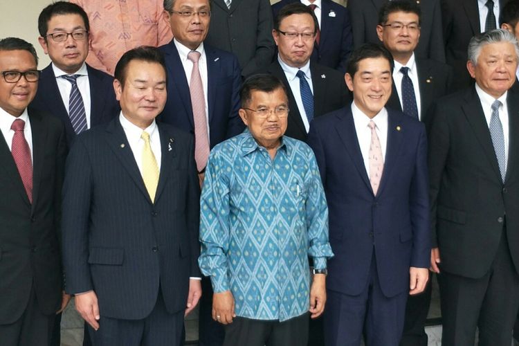 Wakil Presiden Jusuf Kalla berfoto bersama delegasi Jepang 