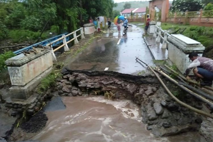 Kondisi jembatan di Desa Boro, Kecamatan Sanggar, Kabupaten Bima yang terputus dihantam banjir bandang pada Sabtu sore (16/3)