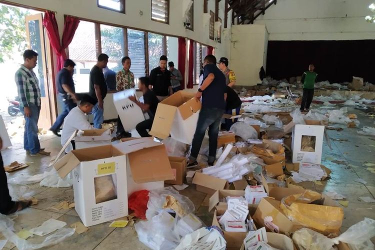 Pendistribusian logistik pemilu di Kab. Cianjur masih dilakukan pada hari H pencoblosan