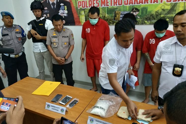 Pengungkapan tiga tersangka jaringan narkoba internasional oleh Sat Narkoba Polres Metro Jakarta Pusat pada Jumat (2/8/2019).