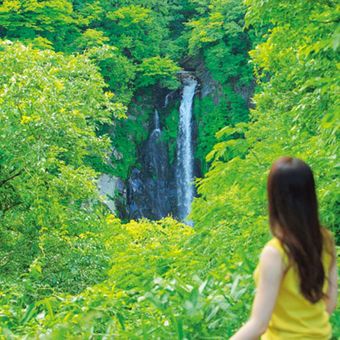 Ini adalah pemandangan Air Terjun Hattan no Taki dari tempat parkir. Jika menuruni jalur gunung selama sekitar lima menit, Anda akan tiba di air terjun.