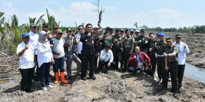 Menteri Pertahanan (Menhan) Ryamizard Ryacudu meninjau pembangunan percepatan Kawasan Ekonomi Khusus (KEK) di Pelabuhan Tanjung Api Ap (TAA), di Kabupaten Banyuasin, Palembang, Sumatera Selatan, pertengahan Maret 2019. 