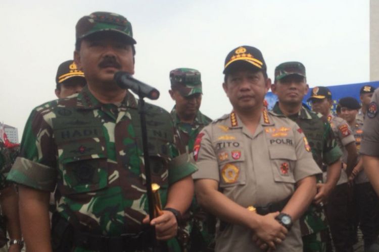 Panglima TNI Marsekal TNI Hadi Tjahjanto (kiri) di Lapangan Silang Monas, Jakarta Pusat, Jumat (30/11/2018).