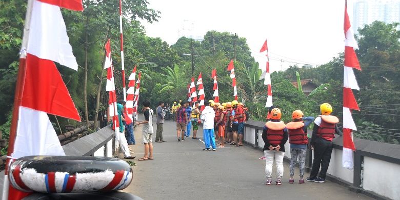 Gladiresik Pengibaran Bendera di Jembatan Panus Depok, Jawa Barat