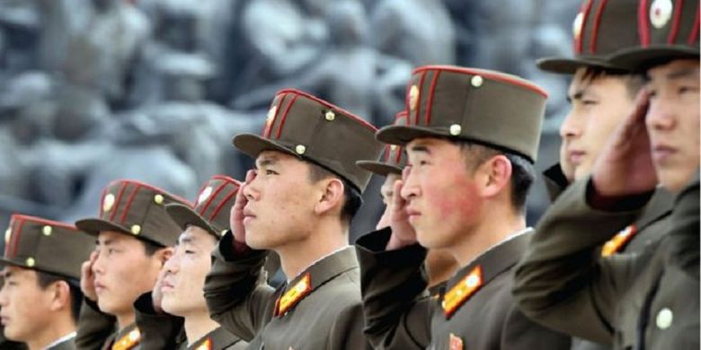 Tentara Korea Utara memberikan penghormatan kepada patung pendiri negara itu, Kim Il Sung, di Pyongyang, ibu kota negara itu.