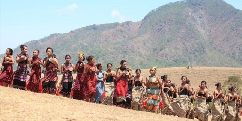 Para penari wanita sedang memainkan kendang kecil yang menjadi bagian dari pertunjukan Tari Likurai 