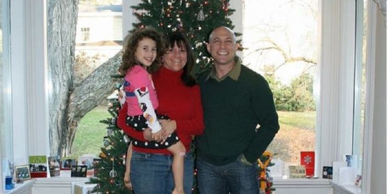 Jeremy Richman bersama istrinya Jennifer Hensel dan putri mereka Avielle. Richman ditemukan bunuh diri pada Senin kemarin (25/3/2019). Sementara Avielle merupakan satu dari 20 murid yang jadi korban tewas penembakan massal SD Sandy Hook 2012 silam.