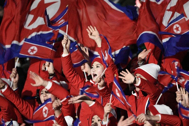 Pasukan pendukung Korea Utara yang disebut Pasukan Cantik tampil saat upacara pembukaan Olimpiade Musim Dingin 2018 di Stadion Pyeongchang, Jumat (9/2/2018).