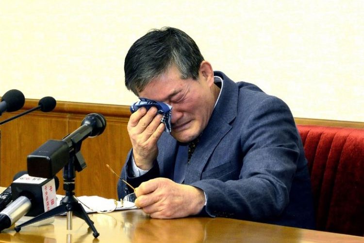 Salah seorang warga negara Amerika Serikat, Kim Dong-chul, yang ditahan oleh pemerintah Korea Utara. Dia menangis ketika melakukan konferensi pers di Pyongyang, Korea Utara, pada 25 Maret 2016. (AFP/KCNA)