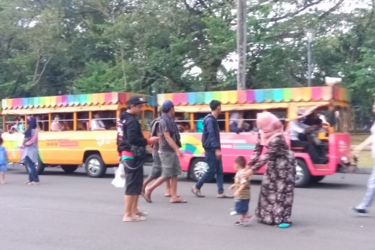 Kereta wisata di Monas untuk pengunjung berkeliling 