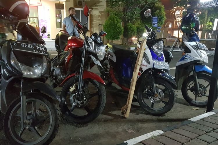 Barang bukti pencurian motor yang hendak dijual oleh empat orang pelaku di Ciputat, Tangerang pada Selasa (19/6/2018).