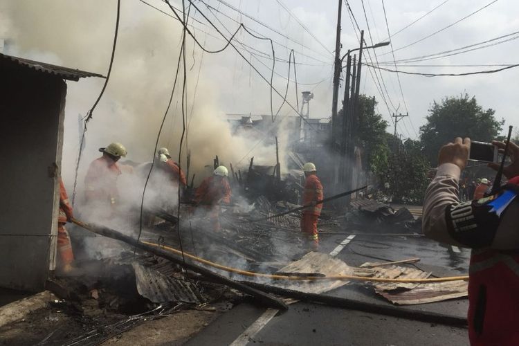 Kebakaran di sebuah lapak kayu Jalan Swadarma Raya, Kembangan, Jakarta Barat pada Jumat (22/6/2018).