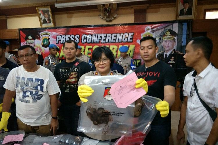 Polisi mengungkap penganiayaan yang menyebabkan korban Nurhayati penghuni apartemen Green Pramuka City tewas pada Minggu (6/1/2019) di Mapolres Metro Jakarta Pusat.