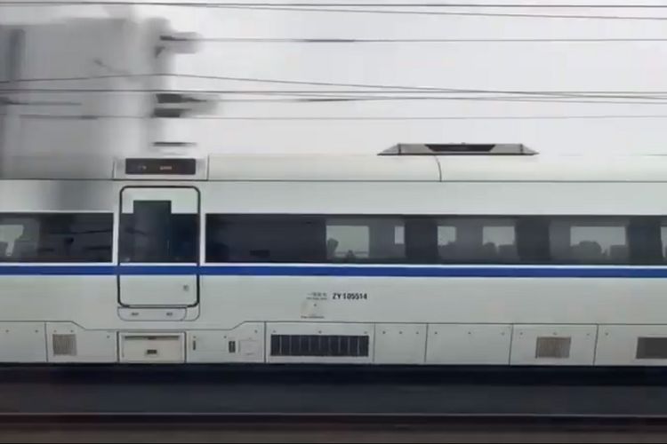 Sebuah video yang diunggah secara online menunjukkan salah satu kereta peluru tercepat di China disalip oleh  kereta cepat model lama. (Youtube)