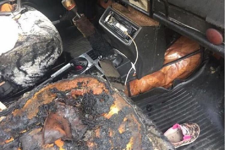 Beginilah kondisi mobil yang terbakar akibat seorang balita bermain korek api di dalamnya.